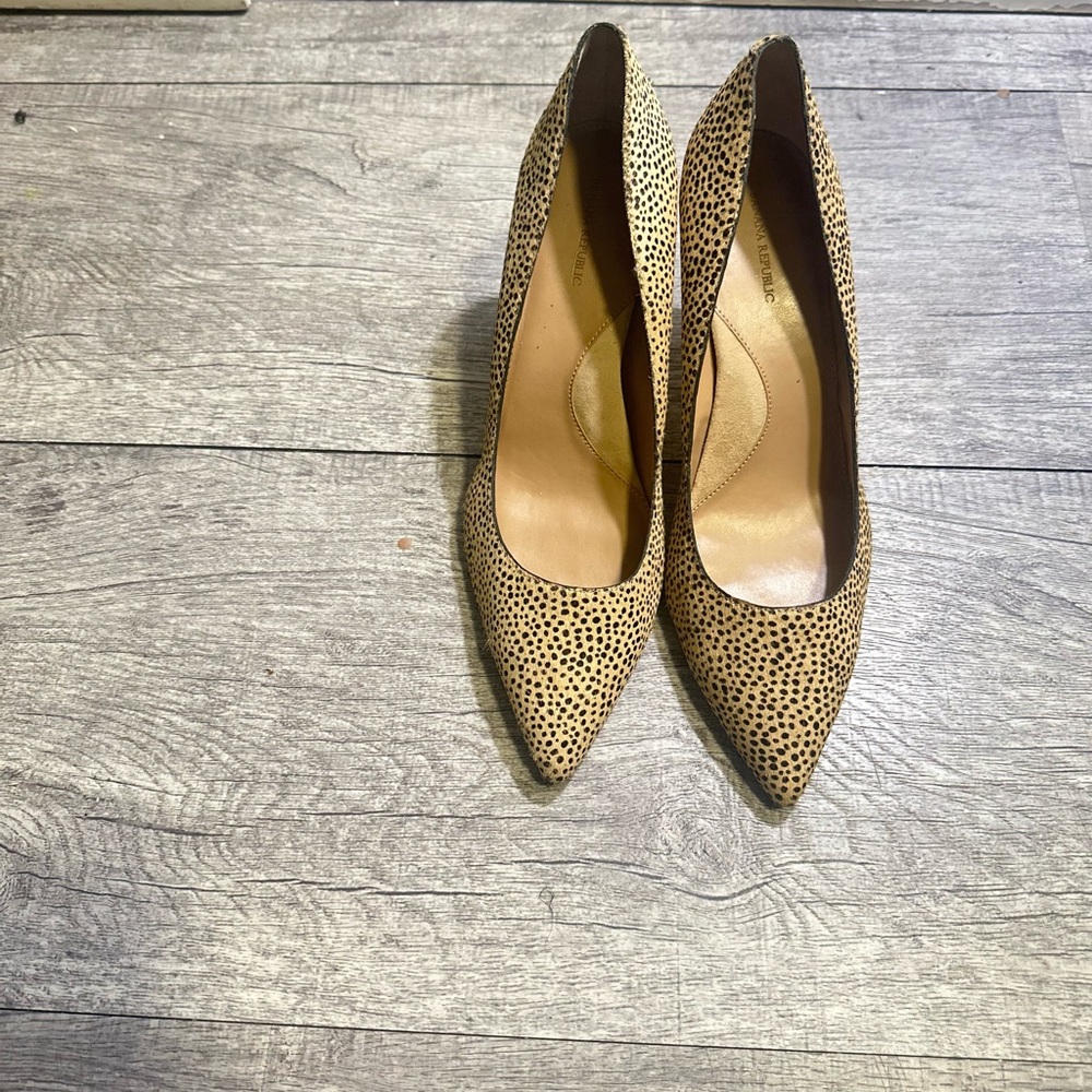 Banana Republic Tan and Black Heels Classic Elegant Design